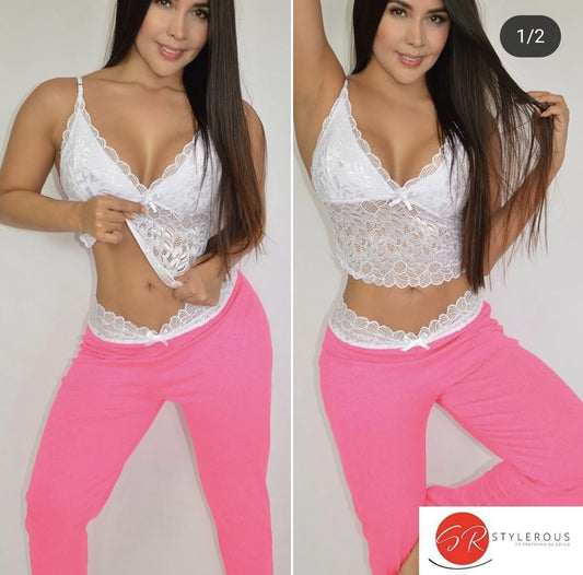 Pantalón fucsia + blusa encaje blanco